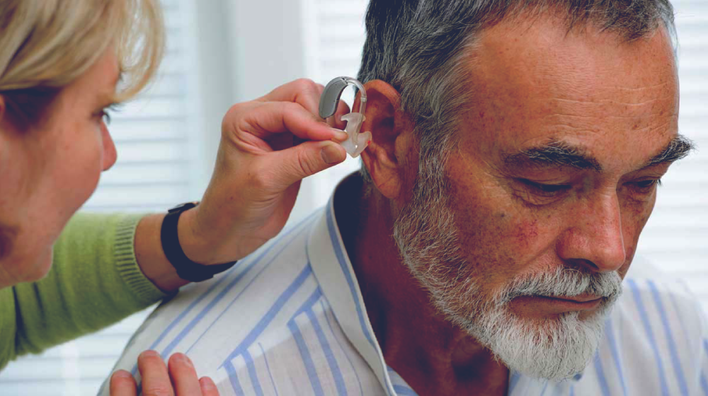 Tratamento da perda auditiva atrasa o Alzheimer